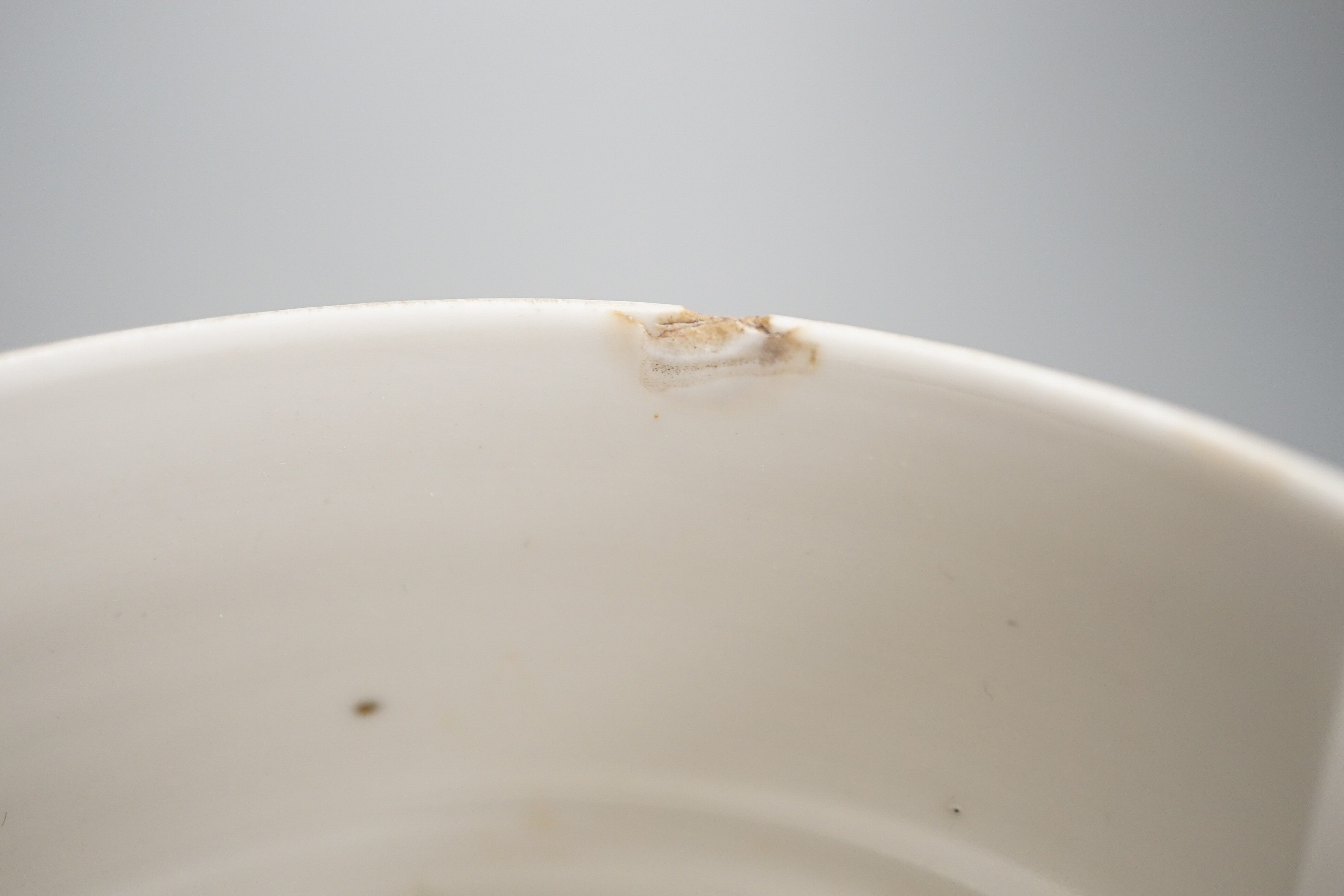 A large Chinese blue and white export tankard, late 18th century. 13cm